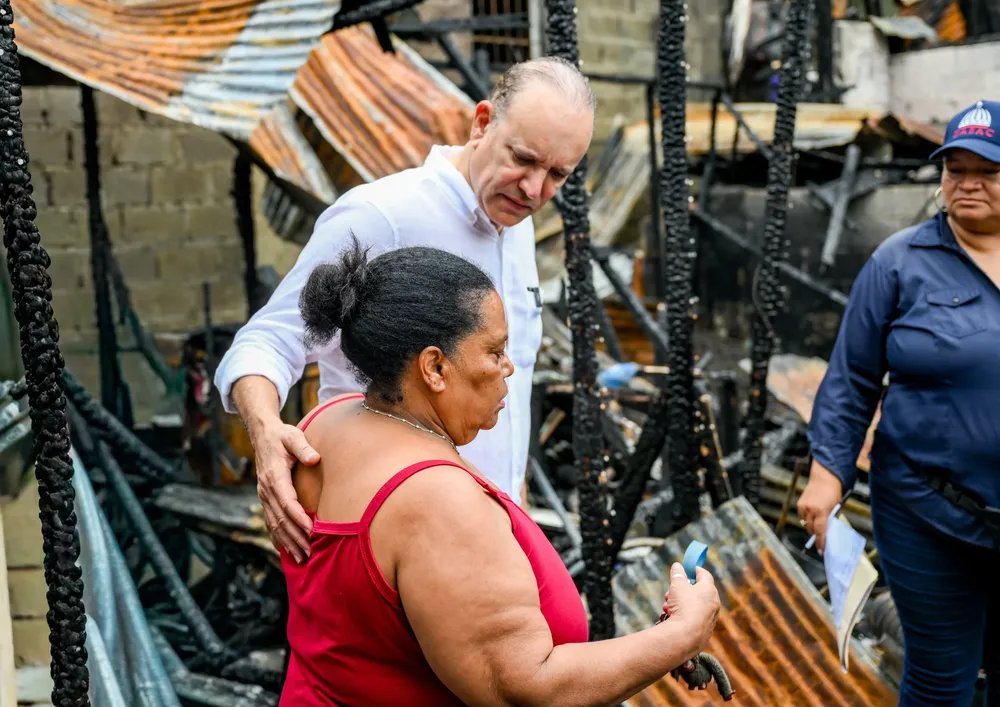 Alcalde Ulises Rodríguez expresa solidaridad con familias afectadas por incendio en La Cambronal (2)