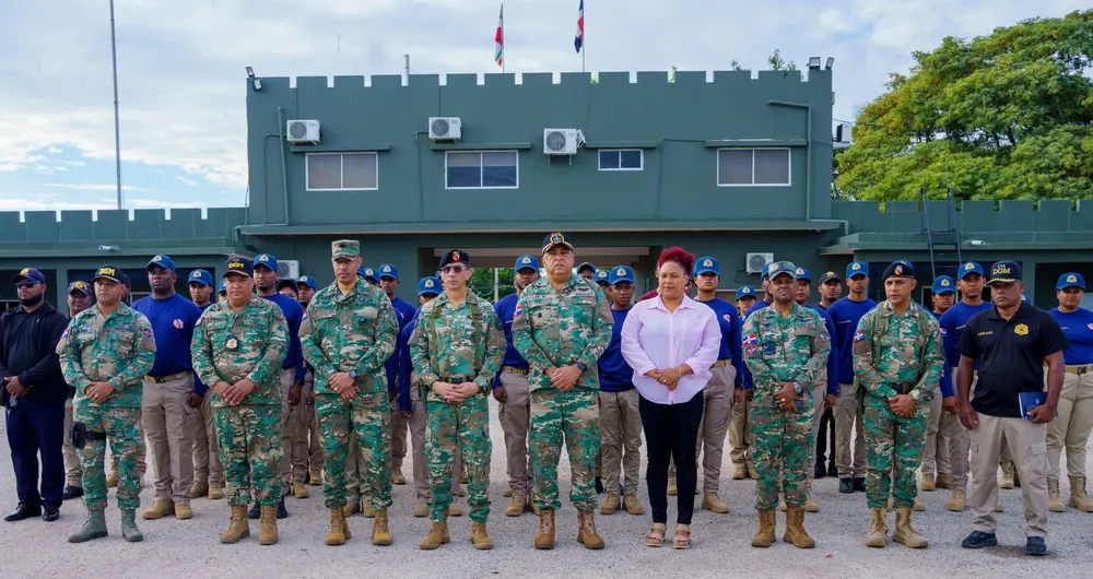 El-vicealmirante-Rafael-Lee-Ballester-y-otros-funcionarios