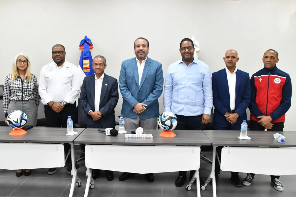 Alberto Rodríguez Mella, junto a José Francisco Deschamps al centro. Figuran desde la izquierda Martha Soto, Eddy González, Benny Metz, José Frank Acosta e Isidro Alejo.