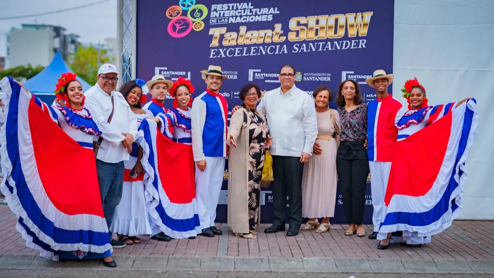 William Alcántara junto al Ministro Consejero Ramon Burgos, Maxima Acevedo y el Ballet Dominicano en Europa (1)