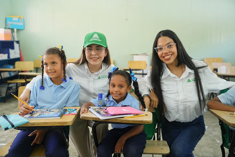 Colaboradores CEMPRO y niños de la comunidad