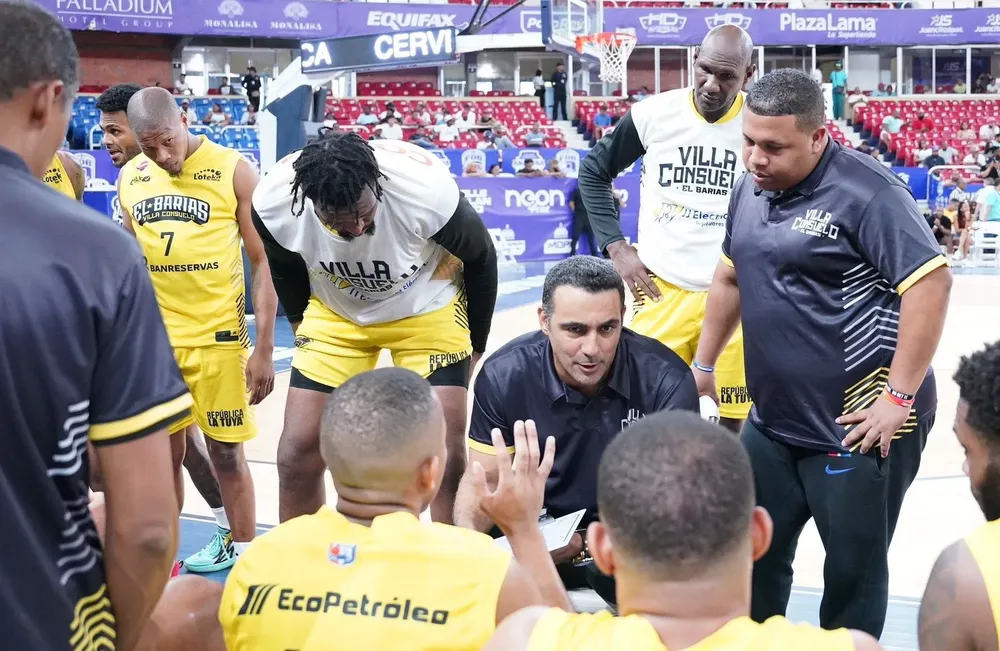 El dirigente Julio Duquela orienta a sus jugadores