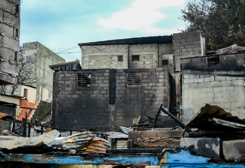 Alcalde Ulises Rodríguez expresa solidaridad con familias afectadas por incendio en La Cambronal (1)