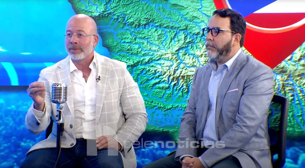 Rafael Vélez, presidente y CEO de la compañía, y Tirso Selman, director del Proyecto Hostos.