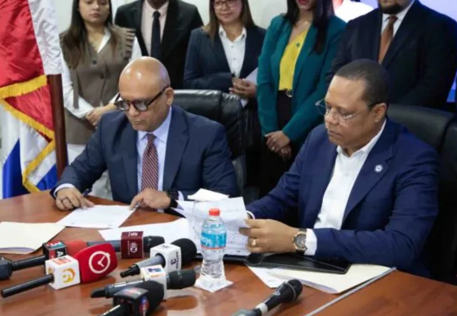 El-director-ejecutivo-de-Pro-Consumidor-Eddy-Alcantara-y-el-presidente-de-COB-RD-Francisco-del-Carpio-firmaron-el-acuerdo-este-28-de-julio-del-2026