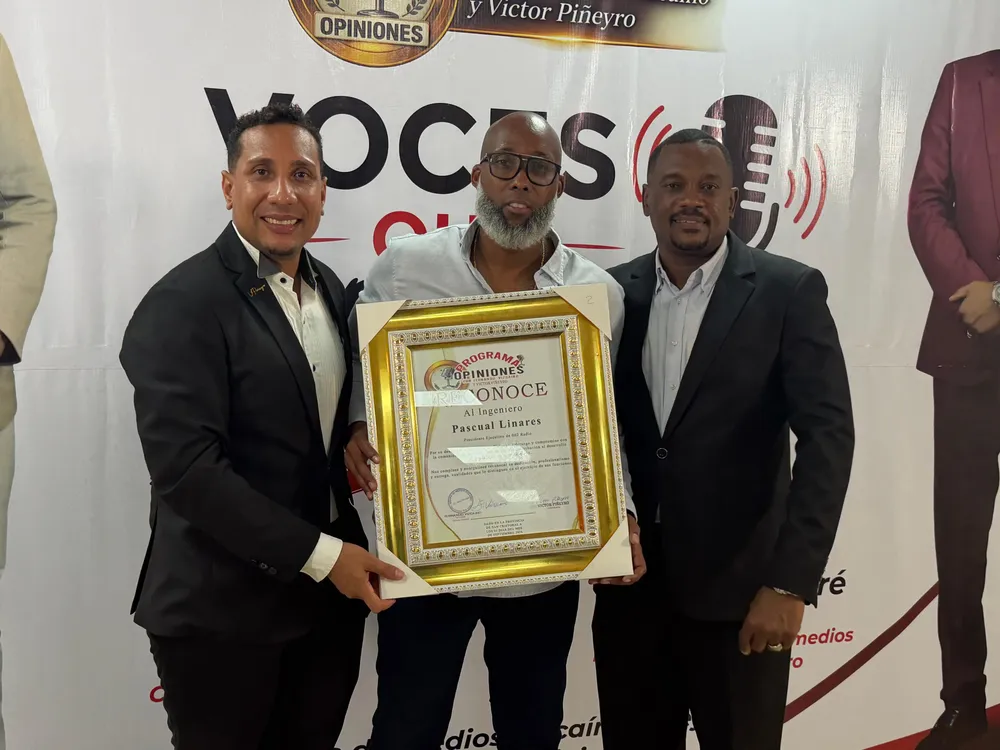 ENTREGAN RECONOCIMIENTO A 002 RADIO TV, EL EXPRESO RD