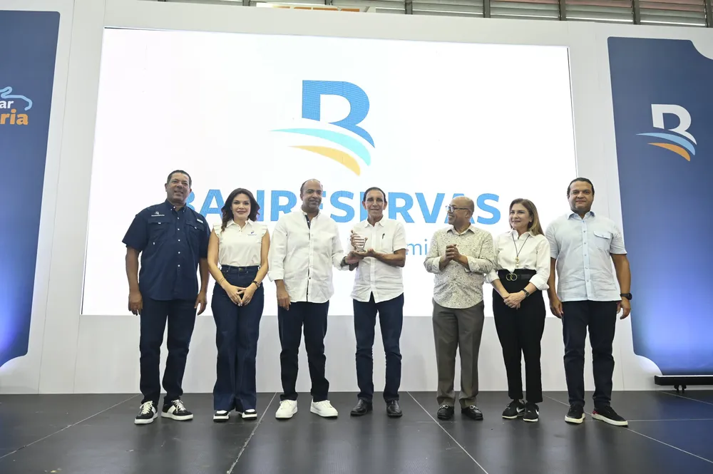 Banreservas entrega reconocimiento al doctor Cruz Jiminian