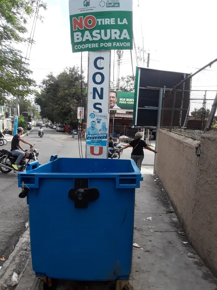 Ayuntamiento de San Cristóbal empieza a colocar contenedores de basura en sitios estratégicos, JERINGA PRESS