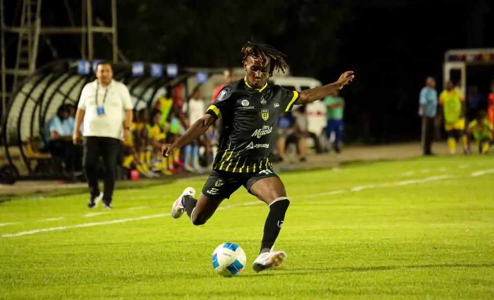 Jason Yambatis del MOCA FC en accion en La Copa Caribeña