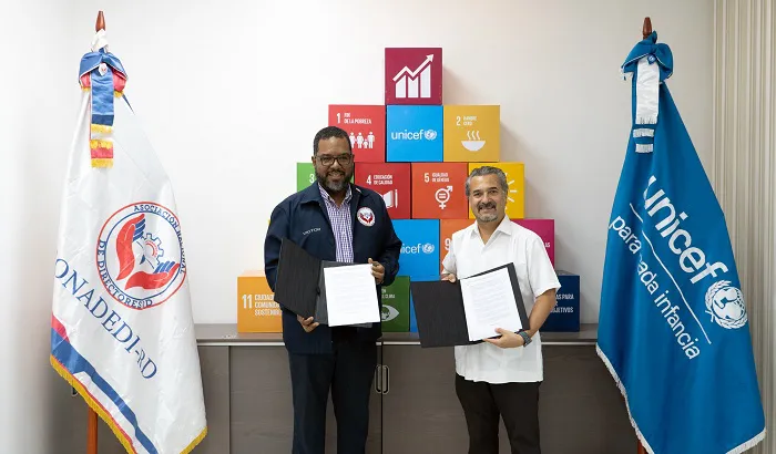 Victor Martir y Carlos Carrera luego de firmar el acuerdo