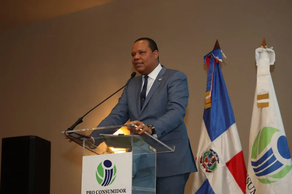 Foto # 1 El director de Pro Consumidor, Dr. Eddy Alcántara, habla en el acto de aniversario de la institución, celebrado este martes.