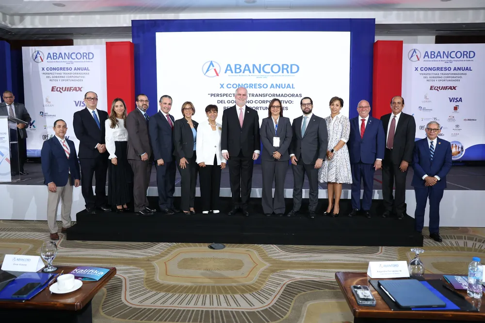 Junta directiva de Abancord junto al superintendente de Bancos.