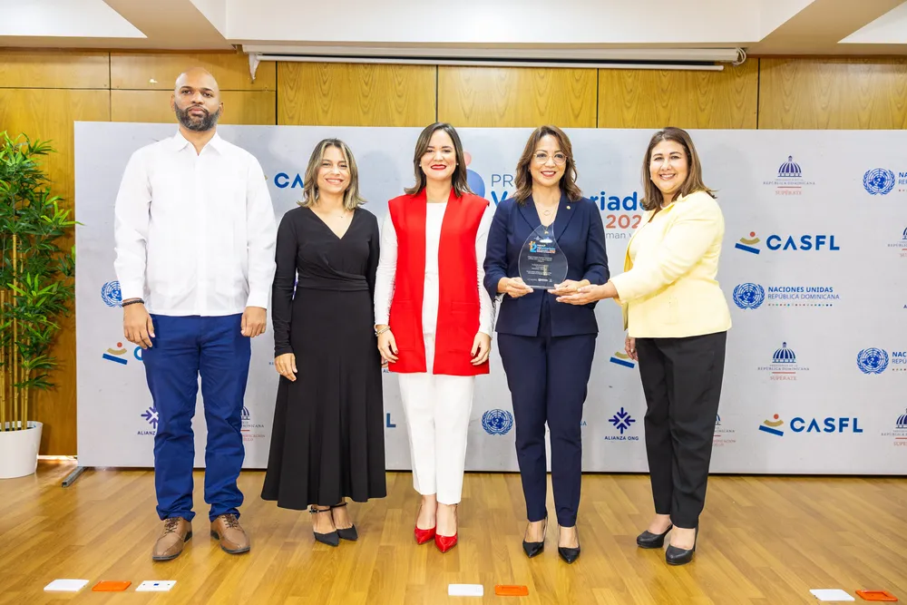 Josefina Navarro recibe en nombre del BHD Premio Voluntariado Solidario (1)